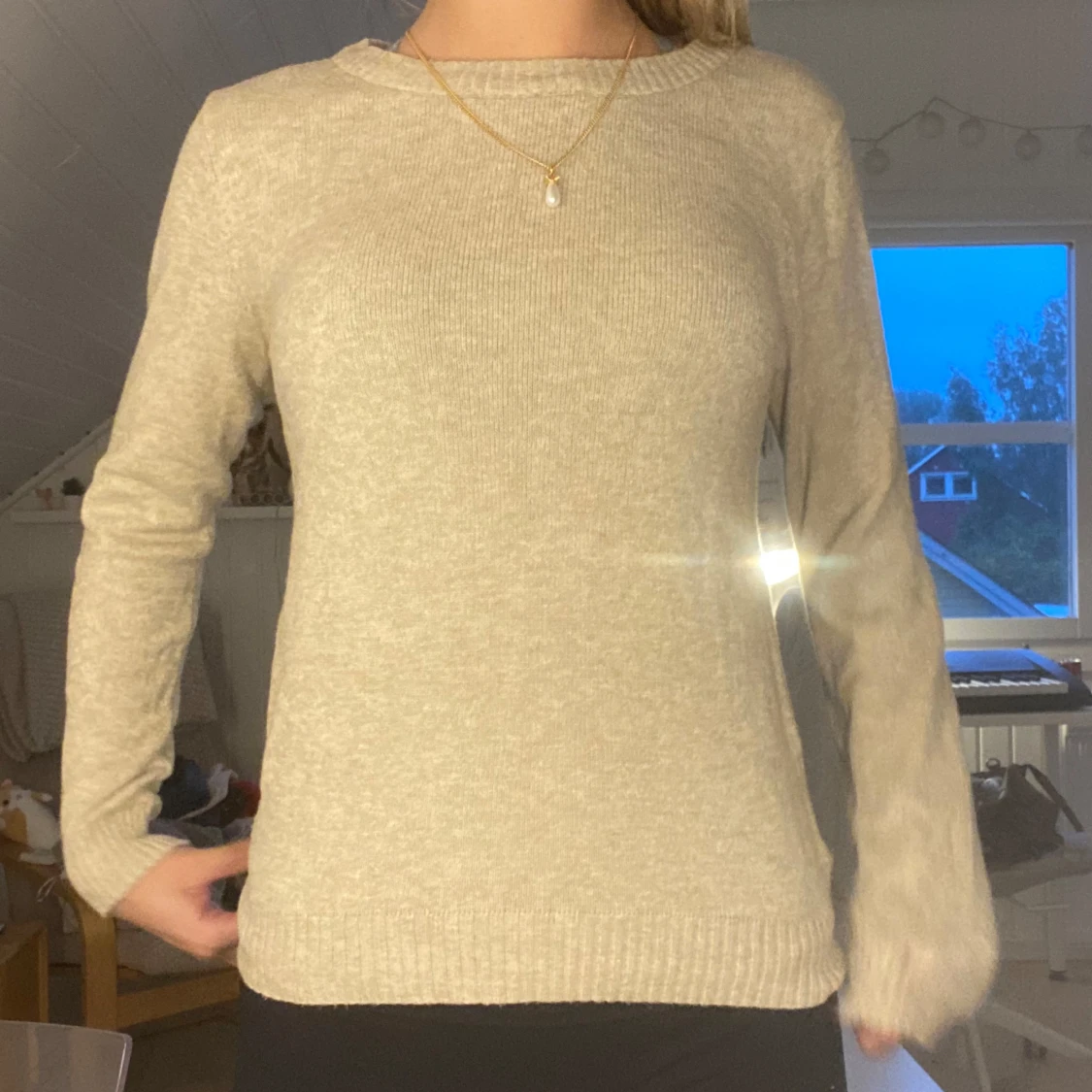 Beige stickad tröja med rund hals - 2