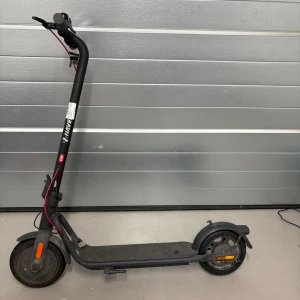 Elsparkcykel - Hej. Säljer denna elsparkcykel, använd ett fåtal gånger. Inga skador. Märke: NAVEE. 20km/h. Med appen kör den 25km/h. Mitt pris 2000kr