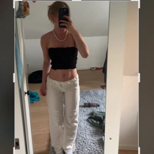 Low Waits linnebyxor   - Säljer ett par vita/lite beiga egensydda byxor gjorda av bummul med resår i midjan. Lagom på mig som är 162 cm lång, men kan sy ett par längre. Skriv gärna folk mig innan köp och ställ gärna frågor. 