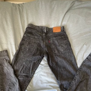 Levi's 502 jeans - Säljer ett par Levi's Premium 502 jeans i mörkgrå tvättad denim. Klassisk femficksmodell med raka ben och normal passform. Säljer då dom är för små, hör av er vid någon fundering. Priset är såklart prutbart!