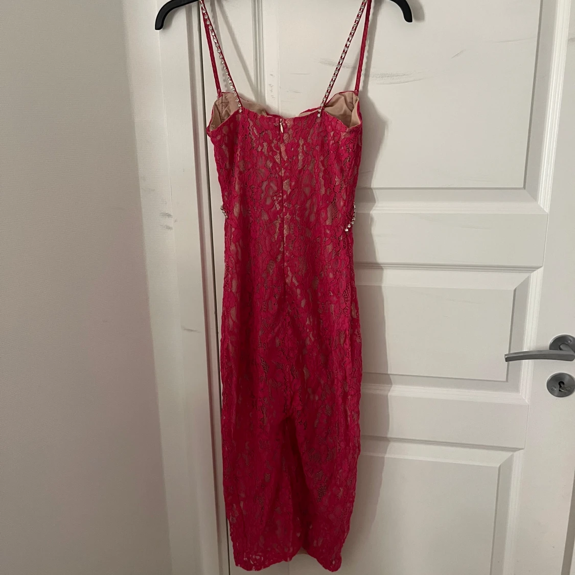 Rosa spetsklänning med pärldetaljer - 3