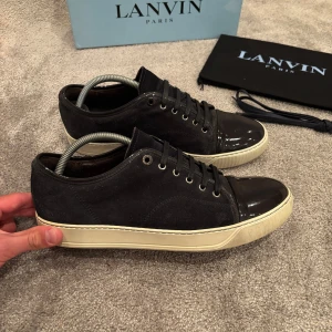 Lanvin Captoe  - Hej! Säljer nu dessa väldigt populära och eftertraktade lanvin skorna! Storlek UK 9 vilket motsvarar 43 i EU storlek!  Skick 9/10!  Ny pris= 5000 kr Säljs för= 2699 kr 