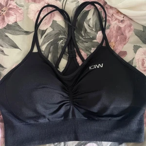Sport-bh från ICANIWILL - Supersnygg svart sport-bh från ICANIWILL med supersnygga detaljer både fram och bak🩷så skön men kommer aldrig till användning🌸 perfekt till träning!!