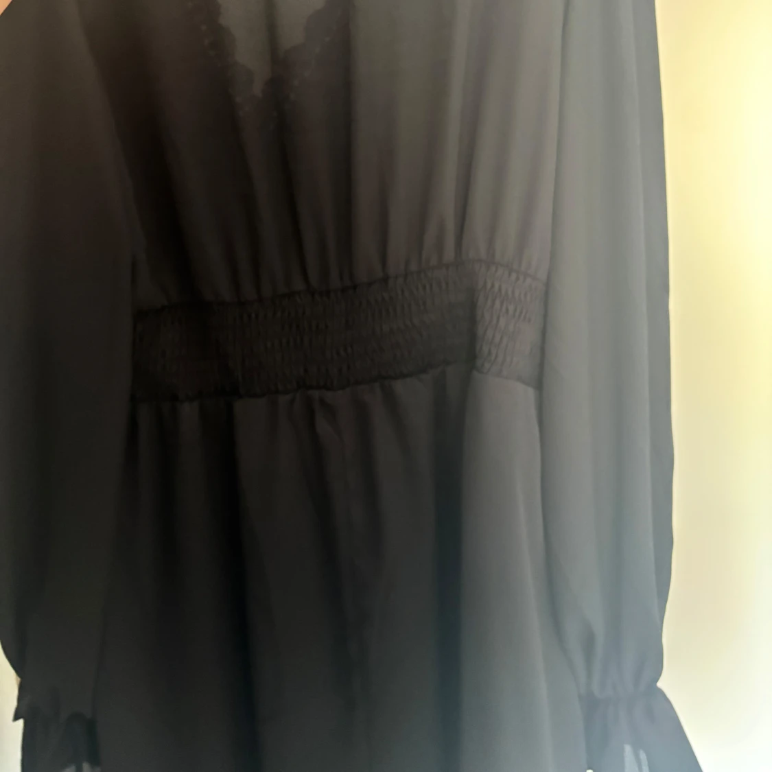 Svart omlottklänning med spetsdetalj - 1