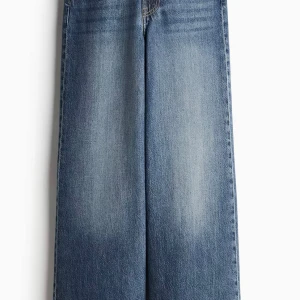 Mjuka jeans i avslappnad modell  - Supersköna jeans i HM:s modell Feather soft super wide ultra high jeans (för mer bilder och info sök på hemsidan). Endast använda och tvättade en gång och säljes pga fel storlek. Ordinarie pris 399 kr. 