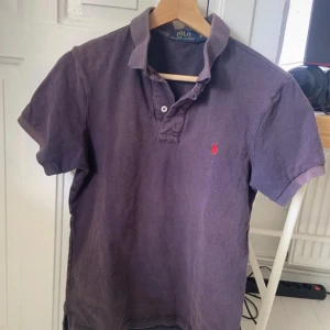 Polo Ralph Lauren Piketröja  - Polo Ralph Lauren🔥                                                                 Skick:9/10 (Bara lite rynkor som är lätta att stryka ut)      Storlek:S                                                                                Färg:Marinblå                                                                         DM vid minsta intresse👊