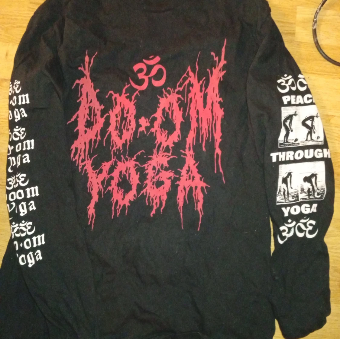 Svart långärmad Doom Yoga tröja
