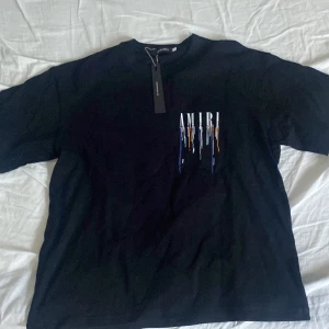 Amiri tshirt svart - Hej säljer min helt nya amiri tshirt i svart, med ett tryck på framsidan och större tryck på baksidan, helt ny med tagsen kvar. Priset kan diskuteras. 