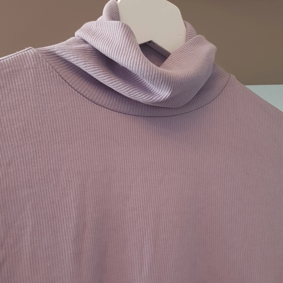 Ljuslila ribbad polotröja  - 1