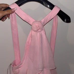 Ljusrosa volangklänning Vero Moda  - Säljer denna superfina virala ljusrosa långklänning från Vero Moda. Är ibland fortfarande slutsåld på hemsidan! 🌸🌸🌷Luftigt material som känns lyxigt och flowy!! Använd en gång (med lapp kvar). Inköpspriset är lite större, därav försäljning till lite högre pris! Blir budgivning om många är intresserade! Hör av er🌸🫶🏼🌷