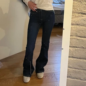 Mörkblå bootcut jeans - Från lager 157, prislapp kvar. Storlek 32