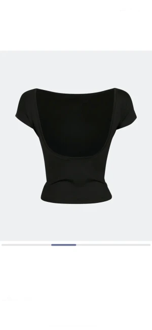 Öppen rygg  - Säljer min fina tröja med öppen rygg från bikbok då den inte kommit till nån användning ❤️