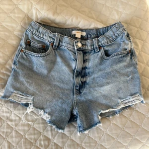 Jeansshorts - Säljer dessa ljusblå jeansshorts som är ifrån Young gina. De är i storlek 158 men skulle säga att de passar som xs, de finns även resor i midjan så storleken går att ändra på en del. De är i bra skick och superfina nu i sommar!!💗 