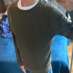 Olivgrön stickad tröja  - Säljer en riktigt snygg stickad tröja från det svenska märket Boomerang. Storlek S. Tveka inte att fråga om vid några funderingar🤩