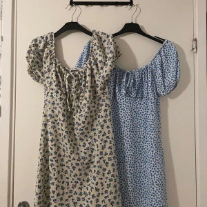 Klänningar - Två jättesöta klänningar med blomster mönster på! Jättefint till sommaren. Passar bra för mig som är i storlek S. Använt 2-3 gånger