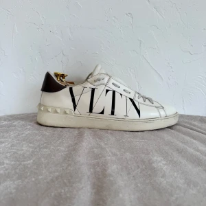 Valentino Open - Vita Valentino Opens, självklart är dom äkta och priset kan diskuteras vid snabb affär🔥