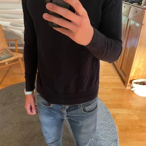HELT NY! Marinblå merinoull Arket - Marinblå, tunn och stilren merino tröja med rund hals och långa ärmar. Köpt på NK för 899 för cirka 4 månader sedan mitt pris 329. Tröjan har en klassisk passform och är perfekt för lager-på-lager. Passar dig som gillar en enkel och clean look. Modellen är cirka 190cm lång och 78kg. Skulle säga att den sitter som en liten M. Riktigt fint plagg som passar alla! 