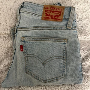 Low bootcut jeans Levi’s - Levis jeans, använde få gånger! Inga hål eller sönder på något sätt!   Storlek: W23 L30   Nypris: 949kr  Kan skicka bilder när de sitter på vid intresse🥰
