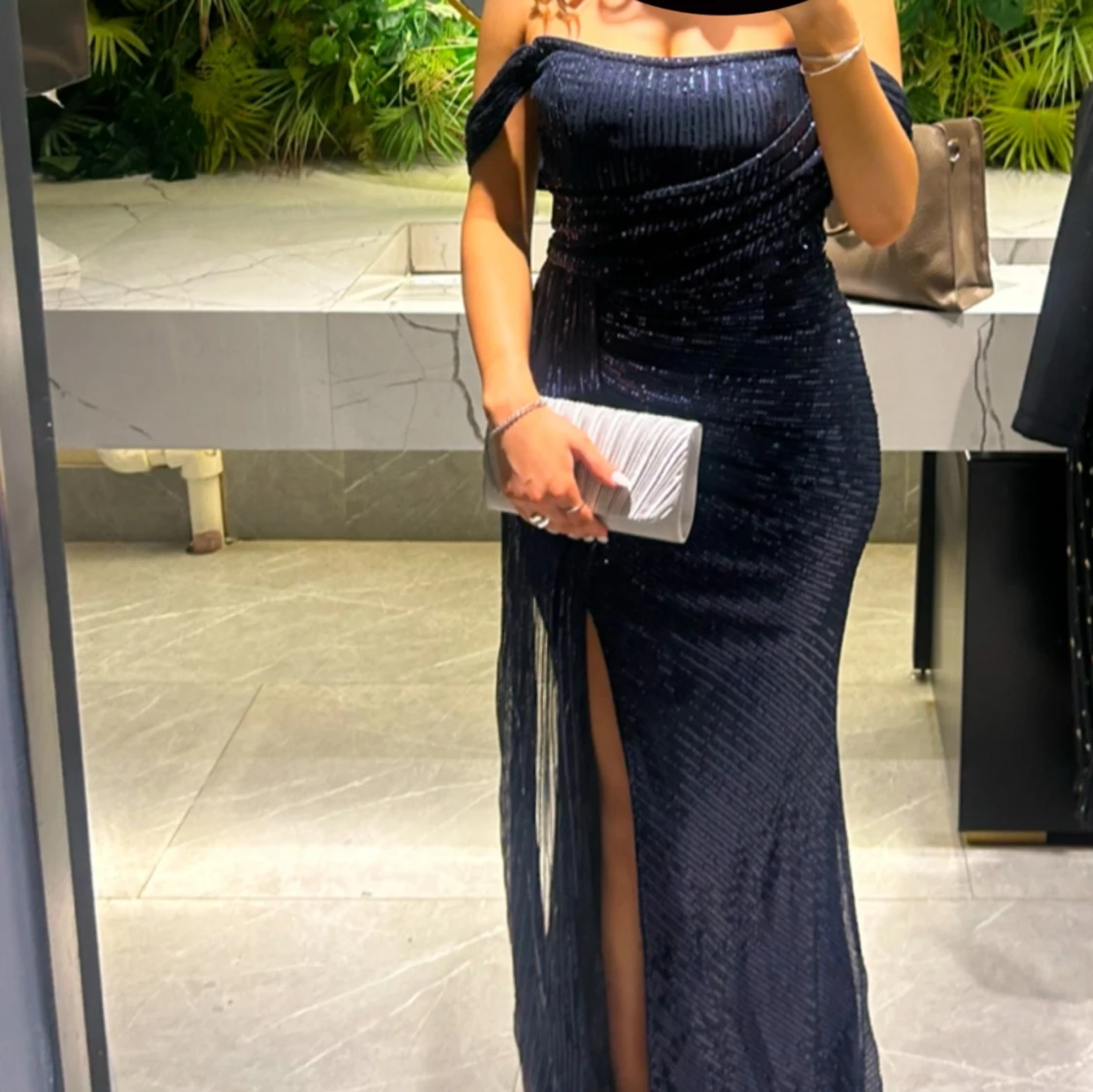 Mörkblå glittrig långklänning med slits