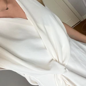 Snygg Zara topp - Vit trendig topp från Zara använd 1 gång