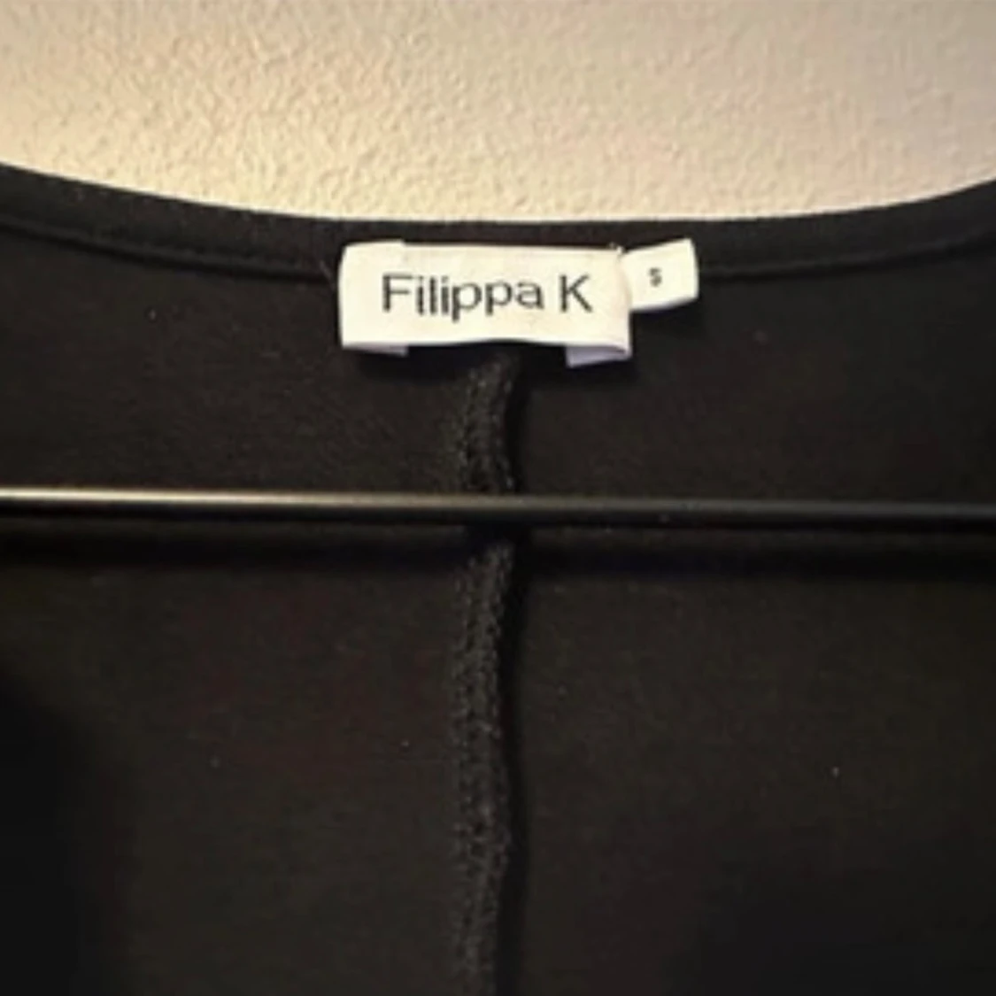Svart klänning från Filippa K – tidlös och figurnära modell - 2