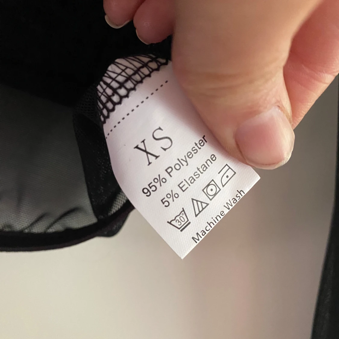 Svart satinklänning med slits XS - 2