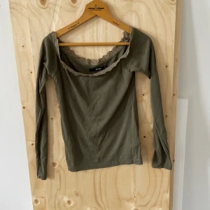 Grön off the shoulder tröja med spets - Fint skick