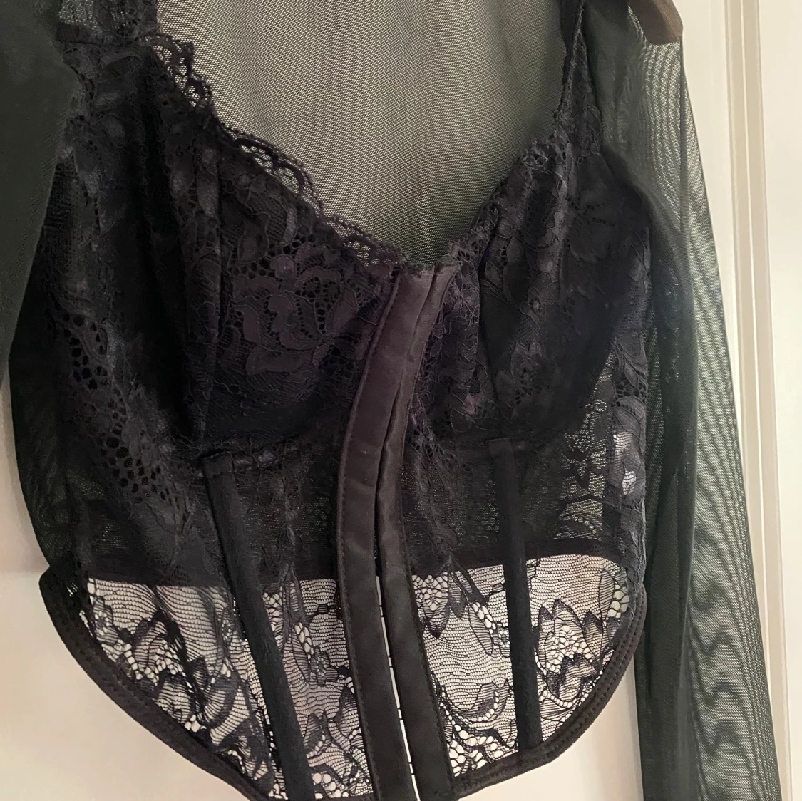 Svart spetsig långärmad korsettopp - 2