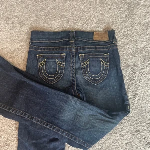 True Religion bootcut jeans mörkblå - De är i storlek 14. Midjemått ca 33cm och innerbenslängd ca 76cm!