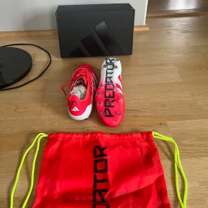 Addidas predator fotbollsskor  - Hej! Säljer dessa fotbollsskor från Addidas, som är endast testade en gång och alla lappar och tags sitter kvar!! Dom är i strl 44 2/3, du får med allt på bilderna! Dom är i elite version vilket är det bästa fotbollsskorna på marknaden! Dom kostar ca 3000kr nypris! Hör av er vid fler frågor eller funderingar 🙌