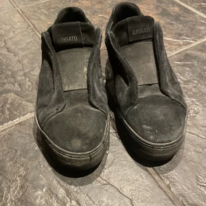 Axel arigato skor - Säljer mina arigato då dom har blivit för små fick dom i julklapp och dom är sköna och inte så slitna
