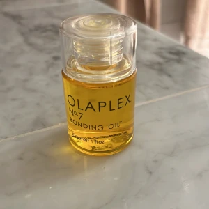 Olaplex hår olja  - Säljer min olaplex hår olja för att jag inte använder den.jag har aldrig använt den och jag har kvar kartongen. Skriv privat om ni vill ha fler bilder eller veta mer.