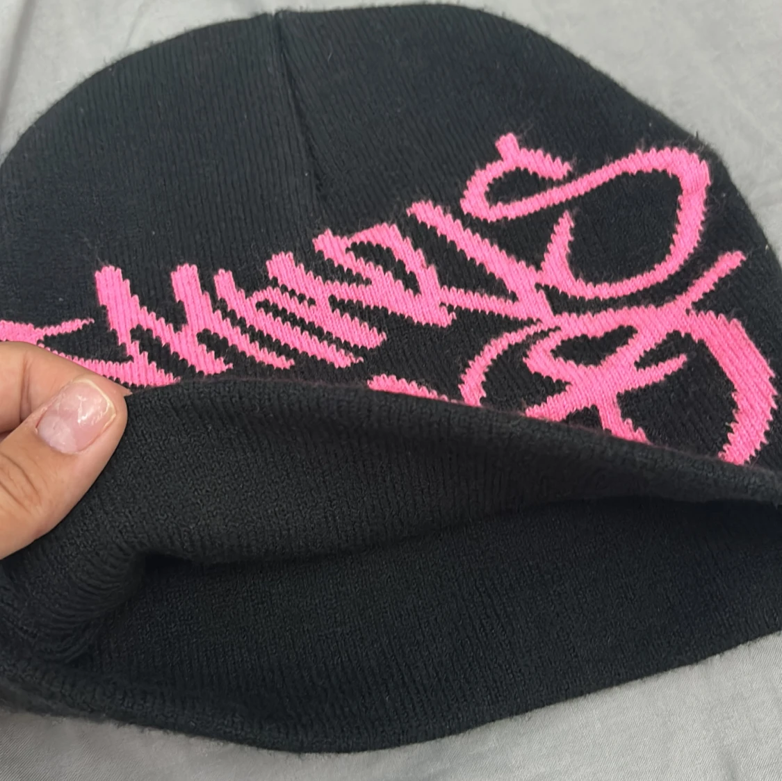 Svart mössa med rosa graffiti-tryck - 2