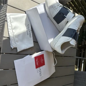 Feta valentino opens - Tja! Säljer nu dessa feta valentino opens för ett sjukt pris, de är såklart riktiga och det finns kvitto på skorna. Färgen är navy blue. Enligt mig är dem i jätte fint skick så skulle säga att de får en 9/10 i skick. Priset är diskuterbart men om man köper för över 2800kr så får man med ett armband(dior) och en valfri nocco. Kom gärna med frågor