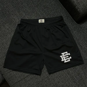 Svarta shorts från Eric Emanuel - 🔥 Eric Emanuel-inspirerade shorts – exakt samma stil som originalen! Grym passform och kvalité. Perfekta till sommaren 🌞 passar även för storlek S 