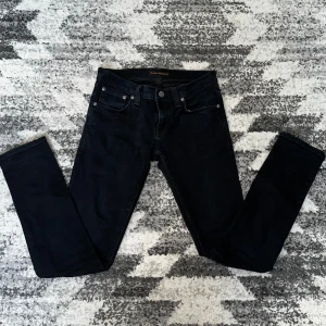 Nudie jeans  - Säljer ett par riktigt snygga jeans, märket är nudie jeans som är ett riktigt fet märke! Den är svart och är i storlek 27/30. Hör av er vid minsta lilla fundering! 😊