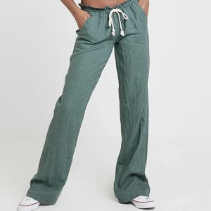 Roxy linnebyxor - Säljer ett par gröna linnebyxor från Roxy💚💚Superfint skick då jag ej kunnat använda dom för dom ej passar, i storlek M men skulle säga att dom är som en S då dom är små 🙌🏼💚Kan självklart fixa egna bilder!!