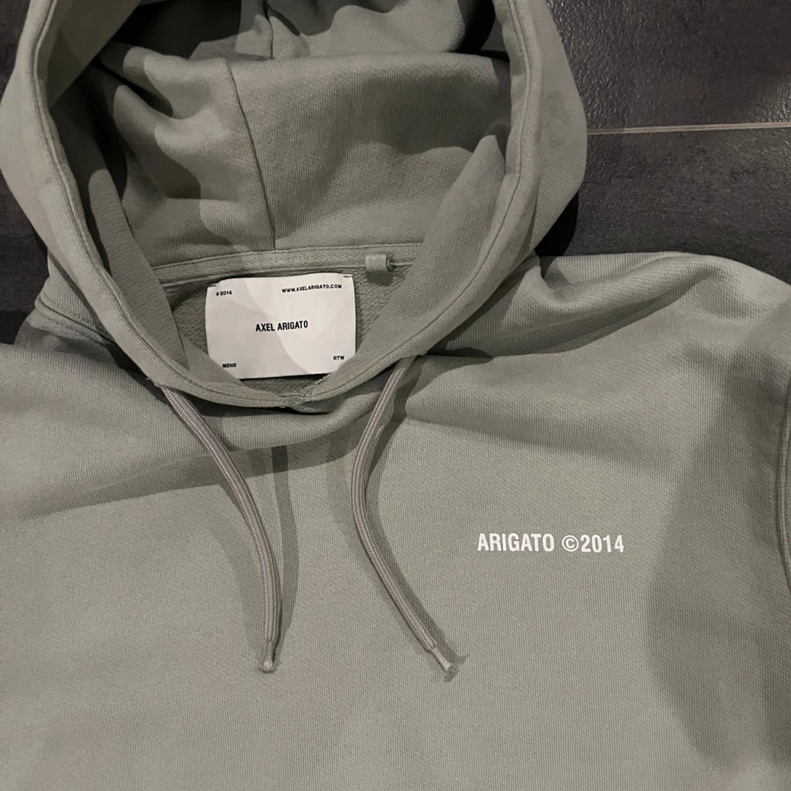 Grå hoodie från Axel Arigato - 91
