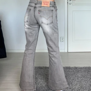 Levis - Midjemått: 36cm rakt över, innerbenslängd: 71cm 💕