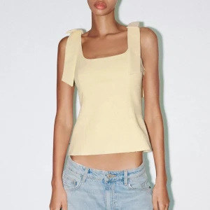 Gul topp från Zara - Säljer en supersöt gul topp från Zara i storlek XS. Jag säljer den då för att den inte passar mig 💗 Prislappen är kvar! Perfekt till en fräsch sommar look! 💗🌼