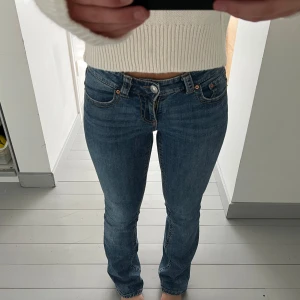 Blå jeans bootcut/flare - Säljer ett par klassiska blå jeans med normal passform och flare/bootcut. 