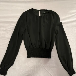 Svart blus från Sisters Point - En svart jätte fin kroppad blus från boohoo i storlek XS, nästan helt oanvänd bara använd ett fåtal gånger, säljer pga kommer inte till användning. Köpte den för 379kr men säljer den för 200kr kan sänka pris om de skulle vara så❤️