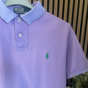 Ralph Lauren pike - Snygg Ralph lauren pike i lila perfekt för sommaren