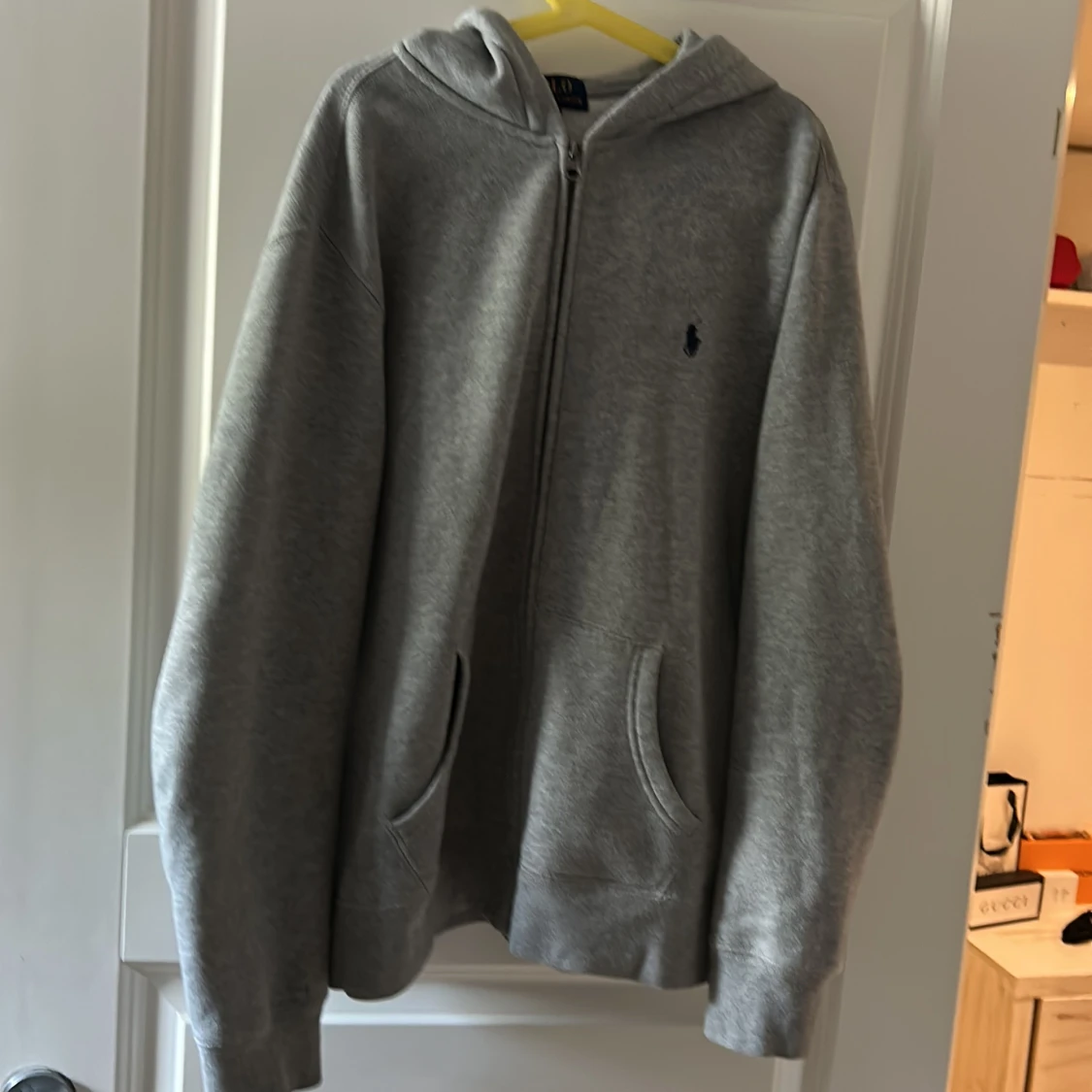 Grå hoodie från Polo Ralph Lauren.storlek är 14 till 16 år