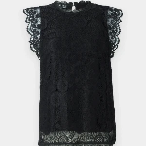 Svart spetsblus med volangärm - Supersnygg svart blus i spets med fina volangärmar och hög hals. Den har inte använts så mycket så den har inga defekter. Nypris 329. Tryck gärna på köp nu💕