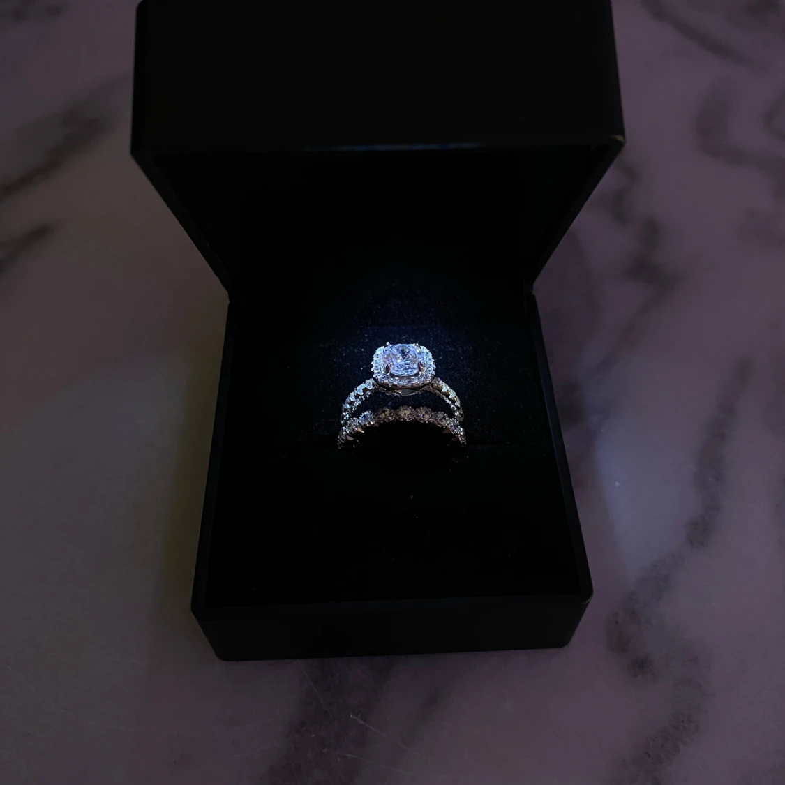 Stilren silverring med fyrkantig kristall - Levereras i LED-presentask - 2