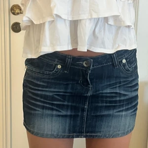 Jeanskjol - Jätte fin kort jeanskjol från Monday jeans i M, jag brukar ha S-Xs och den passar mig bra💓