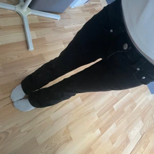 Svarta bootcut jenas från ginatricot 🤗 - Svarta jenas med knappfickor i storlek 34,som Xs-xxs ungefär🙂 Säljer då de är lite korta men det är inte alls så använda och mycket bra skick. Därför lite dyrare pris!❣️Kom privat för frågor eller om du vill diskutera priset! 