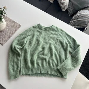 Grön stickad tröja - Ljusgrön stickad tröja från Zara i använt men fortfarande fint skick utan hål eller fläckar.                   Kolla gärna in mina andra annonser och köp gärna bundle för att få extra rabatt🫶🫶