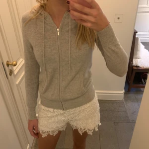 Zip hoodie från Soft Goat - Säljer denna sååå fina soft goat zip hoodien! Den är i strl xs, och tyvärr har den blivit för liten på mig! Den är i bra skick, och har endast en liten lagning på ena tröjärmen som inte syns om man inte kommer väldigt nära! Nypris 2695 kr💓💓